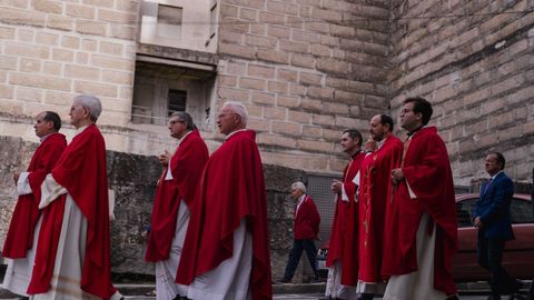 Sacerdotes encabezando la marcha procesional