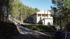 La escuela unitaria de Negueira de Muiz, que tena tres matriculados para el nuevo curso, est ubicada en la entrada del pueblo.