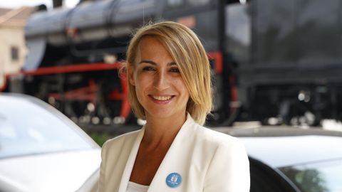 Eva D. Castro posa junto a la locomotora pr�xima a la estaci�n de tren de Ourense, en A Ponte.