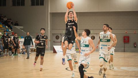 Pablo Fern�ndez, armando un tiro en el partido de liga contra el B�sket Xiria de la primera vuelta