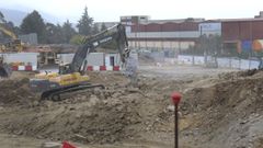 Maquinaria trabajando este jueves en las obras de construcci�n del nuevo hospital p�blico de Pontevedra, el Gran Montecelo