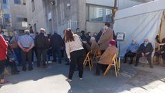 Cola para vacunarse en el centro de salud de Lal�n