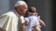 El Papa besa a una ni�a a su llegada a la audiencia general de los mi�rcoles en el Vaticano