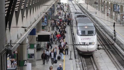 Un robo de cable deja a miles de viajeros atrapados en trenes y estaciones durante la noche