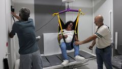 Usuarios de las asociaciones Asseii, Amencer y Amizade probaron este viernes el nuevo aseo inclusivo del Mercado de Pontevedra
