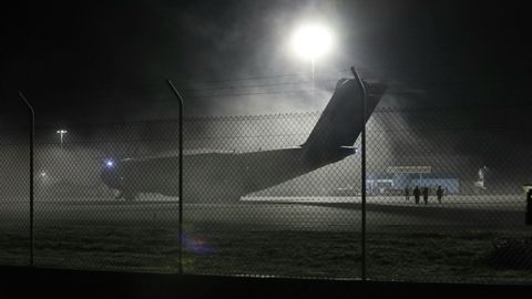 El avin con los supervivientes y cinco de los fallecidos ha aterrizado en Santiago poco despus de la medianoche