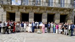 Os participantes no acto de homenaxe a �nxel Casal e a Camilo D�az Bali�o, diante de Raxoi