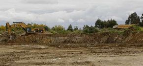 Las m�quinas ya comenzaron a retirar la capa vegetal y de escombros en el monte Costa.