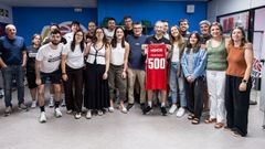 Moncho Fern�ndez, en el vestuario del Girona tras recibir una camiseta del club con el dorsal 500