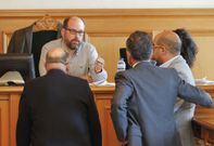 El alcalde conversa con los portavoces de la oposici�n en una reciente sesi�n plenaria. 