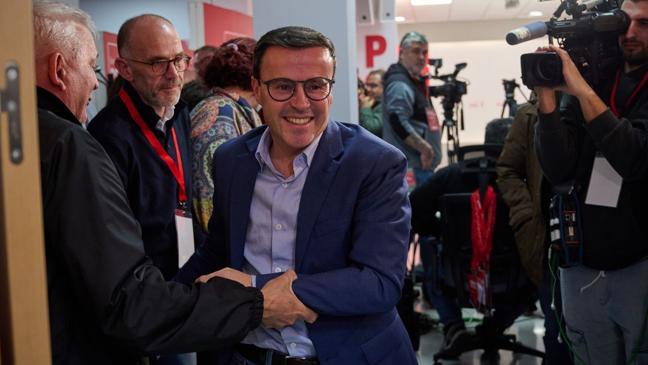 Gallardo confirma el peor resultado histórico del PSOE, pero no dimite