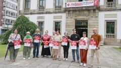 Representantes pol�ticos y de diversos colectivos vecinales, ayer ante el Concello