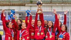 Marta, a la derecha en la imagen, posando con sus compa�eras de selecci�n tras la conquista mundial.