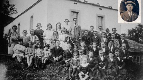 Rafael Fernndez Casas, con sus alumnos de la escuela de Devesos (Ortigueira)