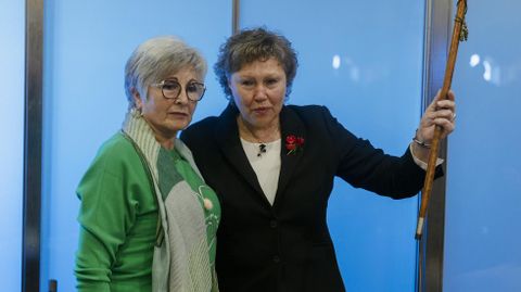 Rosa Domnguez (a la izquierda) y Sara Ins Vega, el da de eleccin de esta ltima como alcaldesa.