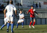 �scar M�ndez, a la derecha, controla el bal�n en un partido en el campo de O Sango�edo. 