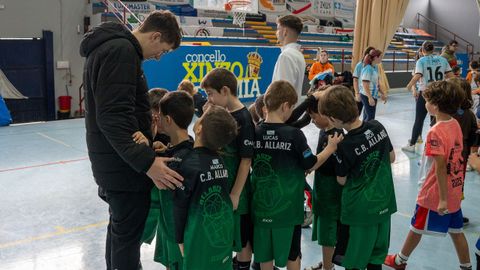 Xinzo vivi� un s�bado destinado a los ni�os y al baloncesto