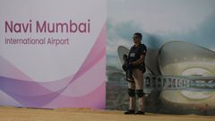 Un polic�a monta guardia durante un evento organizado en el aeropuerto internacional de Bombay.