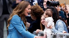Kate Middleton saluda a los italianos que la esperaban en Reggio Emilia