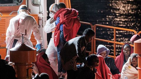 Imagen del 16 de marzo en el puerto de Arguinegu�n, en Gran Canaria, a la llegada del buque de Salvamento Mar�timo Salvamar Macondo con 53 supervivientes de una patera rescatada a 15 kil�metros de la isla, entre ellos una ni�a de dos a�os que falleci� d�as despu�s en el hospital