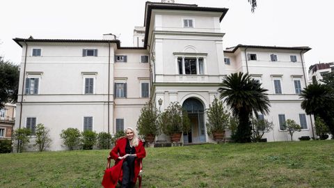 La princesa Rita Boncompagni Ludovisi, posando ante villa Aurora.