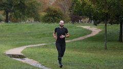 David Pereira Marti��n, este mi�rcoles, corriendo por la Illa de Esculturas de Pontevedra