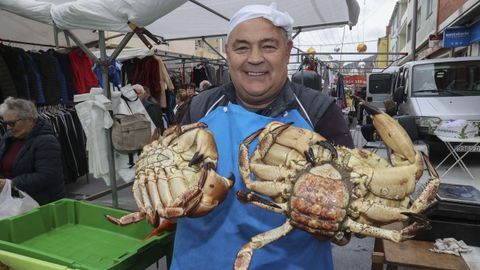 Vendedor ambulante de pescado y marisco en la feria semanal de Vimianzo.