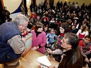 Un momento do reparto dos traxes aos paxes, onte pola tarde na Casa da Cultura.