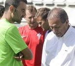 El presidente del Racing charla con Antonio, uno de los veteranos en la plantilla racinguista. 