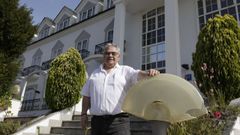 <span lang= gl >Suso do Val do Naseiro, diante do negocio que fundaron seus pais e no que foi xefe de coci�a</span>