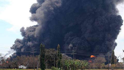 Imagen de la refiner�a ardiendo al oeste de Java, en Indonesia