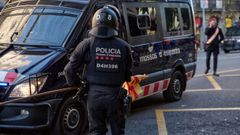 Un agente de los Mossos frente a un furg�n policial, en una imagen de archivo.