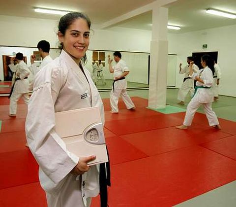 La karateca Ruth Lorenzo, con la b�scula, en el gimnasio del Club San Francisco de Teo. 