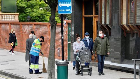 Varios ciudadanos pasean por una calle de Oviedo,