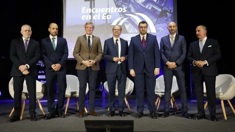 El presidente de la corporaci�n Voz de Galicia, Lois Blanco; el director de La Voz de Asturias, Luis Fern�ndez; el presidente de la Xunta de Galicia, Alfonso Rueda; el director de la Fundaci�n Santiago Rey Fern�ndez-Latorre, Xos� Luis Vilela; el presidente del Principado, Adri�n Barb�n; el director de La Voz de Galicia, Rub�n Santamarta; y el director general adjunto del Banco Sabadell, Pablo Junceda, en la octava edici�n de los Encuentros en el Eo