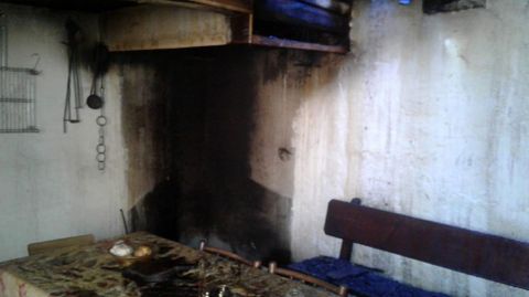 Un aspecto de la cocina incendiada, en una foto tomada con un m�vil por miembros del GES de Monterroso