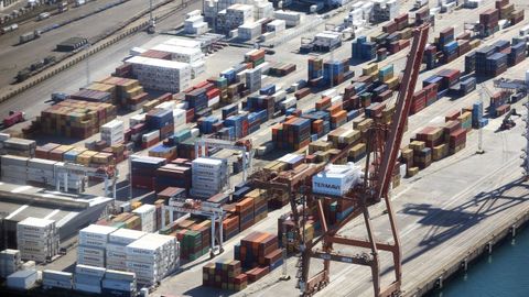 Zona de descarga de contenedores en el Puerto de Vigo.