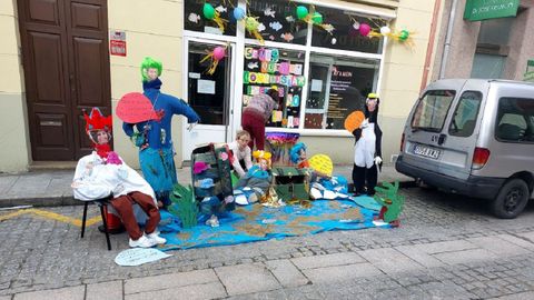 Conjunto de comadres ante la sede de la asociaci�n Afamon en Monforte