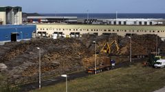Madera almacenada en el muelle de O Berb�s, en Burela