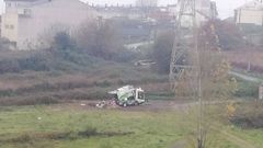 Momento en el que el peque�o cami�n de la limpieza tira los restos en el descampado