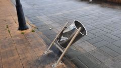 Una de las papeleras del paseo mar&iacute;timo que sufri&oacute; da&ntilde;os que ya fueron denunciados ante la Guardia Civil