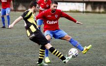 El medio carball�s David Garc�a corta un ataque del Bertamir�ns. 