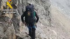 La Guardia Civil rescata a dos monta�eros en Torrecerredo