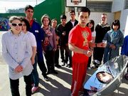 Alumnos tomando cola-cao calentado en la cocina solar.