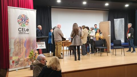 Blanca Berdasco firma libros durante la presentaci�n de �Los Cuentines de la abuela Blanca�