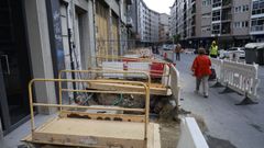 El borrador presentado por DO deja fuera las inversiones en obras y la memoria apunta que estas se financiar�n con cargo a futuras modificaciones presupuestarias. Se prev� atender de ese modo a importes pendientes de pago por obras ya en marcha, como la avenida de Portugal (3,8 millones) el macroparque de A Ponte (3,7 millones) o la reforma del Pos�o (479.202,73 euros).