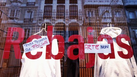 Tiendas de la plaza de Lugo, cerradas por la huelga del sector textil, en el primer d�a de rebajas
