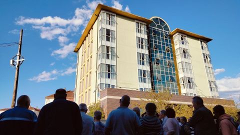 Una concentración vecinal frente al edificio de Prodeme, en Monforte, donde la Xunta alojará a 80 menores inmigrantes.