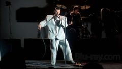 David Byrne en el filme, vestido con su traje gigante inspirado en el teatro «noh» japonés.