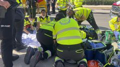 Varios profesionales sanitarios atienden a la vctima en la avenida de Entrevas, al sur de la ciudad de Madrid.